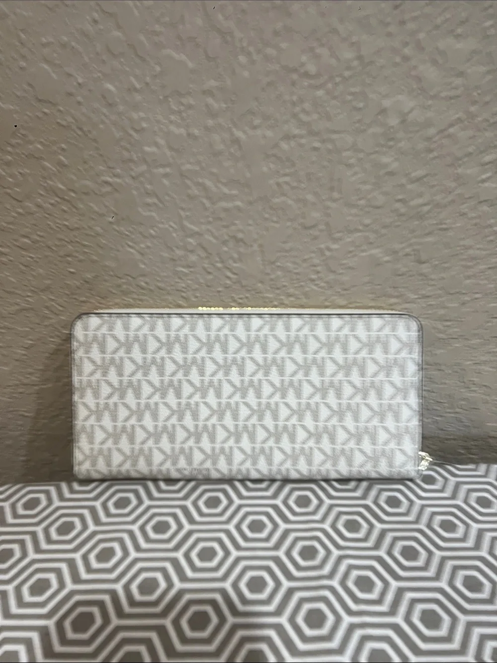 MICHAEL KORS Vanilla LG ZA Continental Logo Zip Wallet